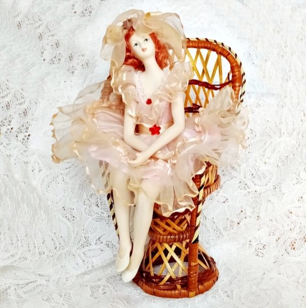 muñeca-porcelana-biscuit-antigua-con-butaca-decoracion-vintage
